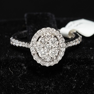 Bague en or blanc massif 14 carats avec diamants naturels ronds, ovales, en grappe, halo et pavé, bijoux fins, Memoria Jewels - Product Image 1