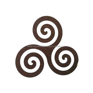 Azulejo de altar de pared de madera hecho a mano Triskele Ideal para oraciones de meditación y mejora de la decoración del hogar disponible en varios tamaños - Product Image 4