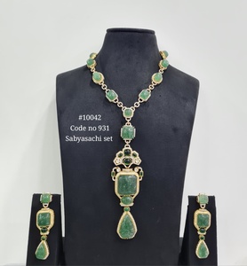 Collar de diseño 10042Green y aretes de gota de agua, chapados en oro con piedras preciosas, joyería inspirada en Sabyasachi, para bodas y fiestas. - Product Image 1