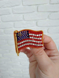Broche unique en perles brodées florales, broche élégante faite à la main pour femmes, décoration de robe et article cadeau - Product Image 1