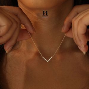 Bijoux en diamant de mode en gros, collier pendentif moderne en forme de V - Product Image 2