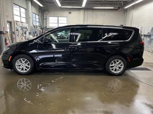 Chrysler Pacifica Touring L 2024, Minivan de 4 Puertas - Product Image 1