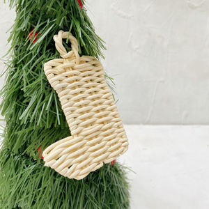 Décoration de Noël en rotin sur mesure, sculpture de botte tressée à la main, ornement suspendu avec boucle pour exposition - Product Image 2