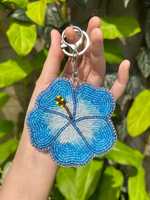 Llavero y Colgante para Bolso Hechos a Mano, Sencillos, Ecológicos, con Cuentas y Bordados de Orquídea, Lirio, Hibisco, Caladium y Animales