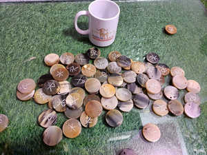 Juego de runas vikingas de 24 piezas con cuerno de buey y cuerno de búfalo, concha pulida, estilo náutico y floral para entusiastas - Product Image 2