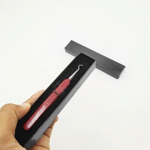 Pince à cils en acier inoxydable, couleur rouge foncé thermolaquée, avec poignée diamantée et embout argenté brillant, emballage en boîte noire. - Product Image 4