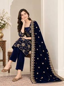 Costume Anarkali traditionnel indien pakistanais en velours noir brodé pour femmes, longueur au sol, coupe régulière, vêtements d'hiver - Product Image 3