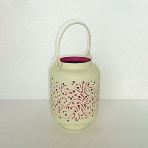 Farol de metal grande, morado, con acabado bronce antiguo, diseño perforado, cuerpo cilíndrico, asa de alambre arqueado, para mesa - Product Image 6