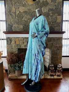 Robe caftan en rayonne tie-dye turquoise, style shibori bohème, légère, idéale pour la plage et les vacances d'été - Product Image 2
