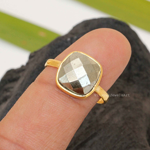 Bague classique en argent sterling 925 plaqué or 18 carats avec pyrite sertie en cristaux de 10 mm, cadeau idéal pour fiançailles, mariage ou anniversaire - Product Image 1