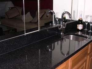 Plan de travail et îlot de cuisine en granit de luxe – Surface en pierre naturelle élégante pour cuisine moderne - Product Image 2