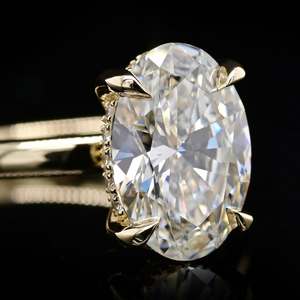 Anillo de Platino 950 con Diamante Cultivado en Laboratorio, Corte Ovalado, Halo Oculto, Estilo Catedral, Marca Privada de Joyería de Lujo, Proveedores Directos - Product Image 6