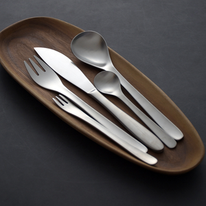 Ensemble de couverts en acier inoxydable mat 5 pièces avec couteau, fourchette, cuillère, vaisselle minimaliste argentée pour les tables modernes - Product Image 4