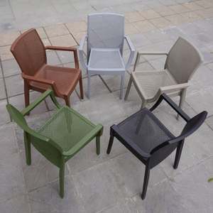 Chaise en plastique grise, carrée, moulée, avec accoudoirs - Une chaise en plastique moderne pour une soirée en plein air - Product Image 4