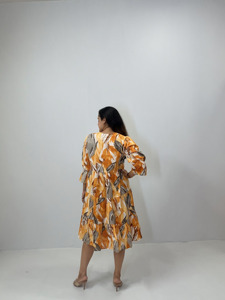 Elegante Vestido Midi Escalonado con Estampado de Hojas Abstractas en Naranja para Mujer, con Cuello en V, Detalle de Lazo y Mangas Tres Cuartos para Uso Casual - Product Image 3