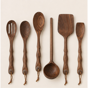 Ensemble d'ustensiles de cuisine écologiques en bois noir moderne, cuillères et spatules à long manche, fabriquées à la main, avec des poignées ondulées - Product Image 1