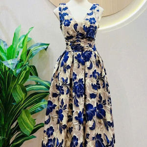 เดรสยาวลายดอกไม้สุดหรูสำหรับผู้หญิง ดีไซน์เก๋ไก๋ ผสมผสานความสง่างาม ความสบาย ทั้งแบบลำลองและเป็นทางการ เหมาะสำหรับหลากหลายโอกาส ผลิตจากผ้าไหม - Product Image 2