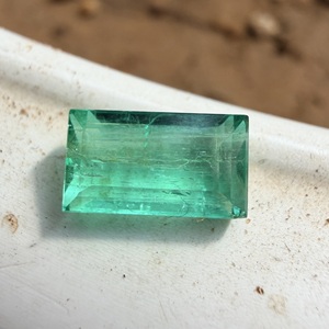 Esmeralda Colombiana Natural de Alta Calidad, 2.65 Quilates, Verde Intenso, Hermosa Piedra Suelta Facetada para Fabricación de Joyería - Product Image 1