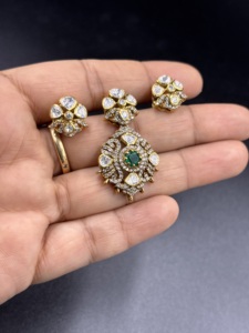 Juego de Pendientes de Plata Chapados en Oro con Colgante de Flor y Circonita Verde en Forma de Pera, Estilo Clásico para Boda, Marca Amaira Jewels - Product Image 3
