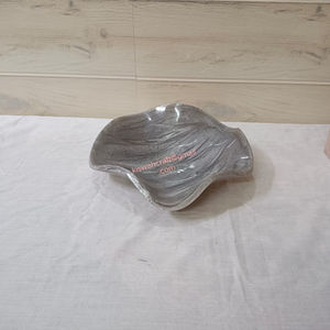 Grand bol moderne en résine bleu marine avec des paillettes dorées, dernières tendances en matière de décoration intérieure, bol décoratif à volants avec motif marbré - Product Image 6