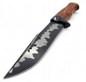 Hoja de acero con acabado forjado en dos tonos, transición de ondas orgánicas y mango de madera Burl con protector negro. - Product Image 4