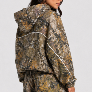 Conjunto Deportivo de Camuflaje Oversize para Mujer con Líneas en Contraste, Sudadera con Capucha y Pantalones Jogger Holgados de Felpa de Algodón Premium con Ribetes en Contraste, OEM - Product Image 4