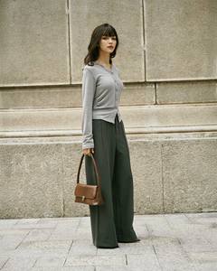 Camiseta Corta de Alta Calidad para Mujer, Cuello en V, Manga Corta, Bordada, de Viscosa y Spandex, Ajustada, Transpirable, de Secado Rápido, Informal - Product Image 4