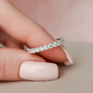 Bagues d'éternité minimalistes en or blanc 18 carats plaqué rhodium avec moissanite taille brillant ronde sertie à griffes pour femme - Product Image 4