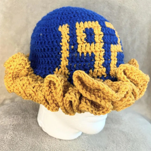 Bonnet en tricot crocheté bleu roi et or avec revers plissé épais et motif textuel, bonnet d'hiver chaud fait main pour hommes et femmes - Product Image 1
