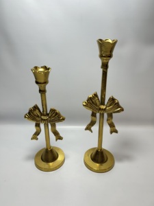 Paire de bougeoirs coniques cannelés en aluminium doré style nordique vintage, vente en gros, centre de table pour hôtels et restaurants - Product Image 3