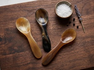 Cuillère artisanale en corne naturelle à long manche – Ustensile de luxe écologique et rustique pour la restauration fine - Product Image 3