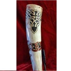 Un cuerno de beber vikingo natural se suele fabricar con cuerno de búfalo o cuerno de vaca de alta calidad. Estos cuernos - Product Image 2