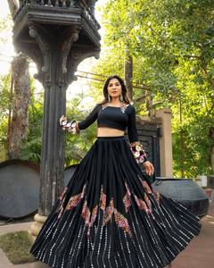 Lehenga Choli Negro para Navratri con Dupatta, Estampado Digital, Bordado con Espejos Reales y Borde de Encaje, Traje para Fiesta - Product Image 1