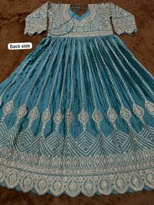 Nuevo Stock: Vestido Anarkali/Salwar Kameez de Chinon Pesado en Tallas Grandes con Colores Vibrantes, Bordado y Lentejuelas, con Conjunto de Dupatta - Product Image 5