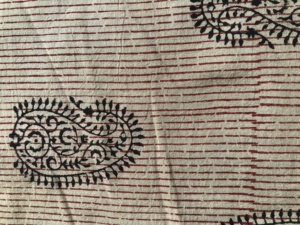 ผ้าฝ้ายพิมพ์ลายด้วยมือ ลายเส้นสีแดงพื้นดำ ลายดอกไม้เพสลีย์สีดำ |   ตลาดขายส่งเจียปุร์ - Product Image 2