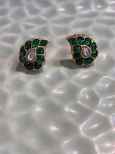 Pendientes de flor chapados en oro vintage con piedra doble verde para mujer, para uso diario, fiestas, festivales y regalos. - Product Image 5