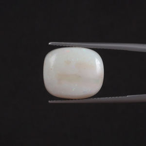 โอปอลธรรมชาติสีขาวคุณภาพดี รับรองโดย IGI น้ำหนัก 11.30 กะรัต รูปทรงคุชชั่น ขนาด 16x13.5 มม. ขัดเงาด้วยมือ สีอ่อน - Product Image 1