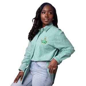 Camisa de Botones a Rayas Verdes y Blancas AKA para Mujer, con Letras Griegas Bordadas, Manga Larga, Estilo Casual y Elegante - Product Image 1