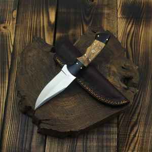 Couteau de chasse à lame fixe, fait main, en acier inoxydable, avec manche en bois et étui en cuir. - Product Image 2
