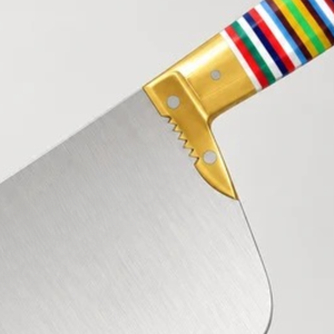 Hachoir à viande à manche rayé multicolore avec lame large argentée et poignée dorée pour boucher et préparation culinaire - Product Image 5