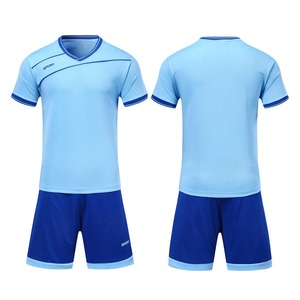 เสื้อฟุตบอลสีพื้นยอดนิยมปี 2026 ผ้าโพลีเอสเตอร์ 100% คอวี แห้งเร็ว ชุดฟุตบอลสำหรับผู้ชาย - Product Image 1