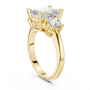 Anillo de Compromiso y Matrimonio de Oro Amarillo con Tres Diamantes Cultivados en Laboratorio con Corte Esmeralda para Mujer - Product Image 3
