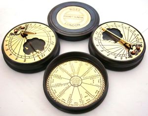 เข็มทิศแบบพกพา Ross London Design ทำจากทองเหลืองแท้ พร้อมกล่องไม้หุ้มหนัง สไตล์โบราณ ของขวัญสำหรับการเดินทางกลางแจ้ง - Product Image 2