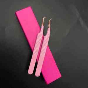 Pince à cils rose DANTRIC IMPLANTS en acier inoxydable, antistatique, pointe de précision, angle de 90/45 degrés, manche recouvert pour cils - Product Image 2