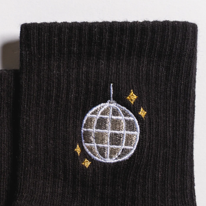 Chaussettes noires à hauteur de cheville avec broderie boule disco et semelle antidérapante à carreaux pour femmes - Product Image 2