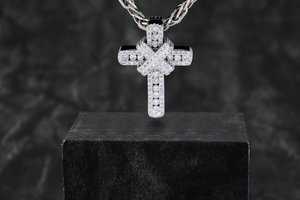 Pendentif Croix en Moissanite Effet Diamant Glacé pour Homme, Collier Breloque Plaqué Or avec Croix en Moissanite - Product Image 4
