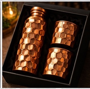 Elegante Juego de Botella de Agua y 2 Tazas de Cobre, 3 Piezas, Diseño Moderno con Patrón Ondulado, Portátil, en Caja de Regalo - Product Image 5