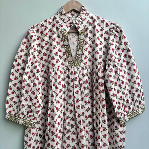 Robe midi ou tunique en coton imprimé à la main avec col en V, manches bouffantes, taille haute et silhouette évasée - Product Image 4