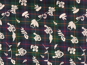 Tela de Algodón a Cuadros de Alta Calidad con Apliques Florales Blancos en 3D - Base a Cuadros en Azul Marino, Verde y Rojo - Product Image 4