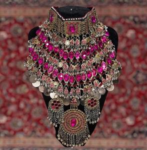 Bague traditionnelle afghane Kuchi avec pierre en verre surélevée et bordure en filigrane pour bijoux de doigt ethniques tribaux et nomades - Product Image 5